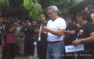 Iwan Fals Targetkan Tanam 99 Ribu Pohon di Pesantren photo